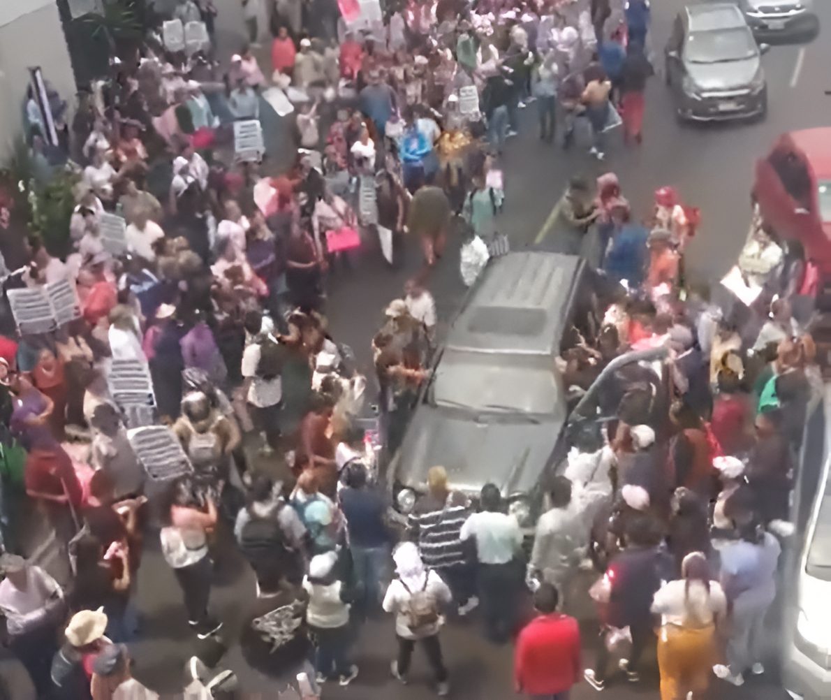Manifestantes avanzan hacia el Zócalo en CDMX.