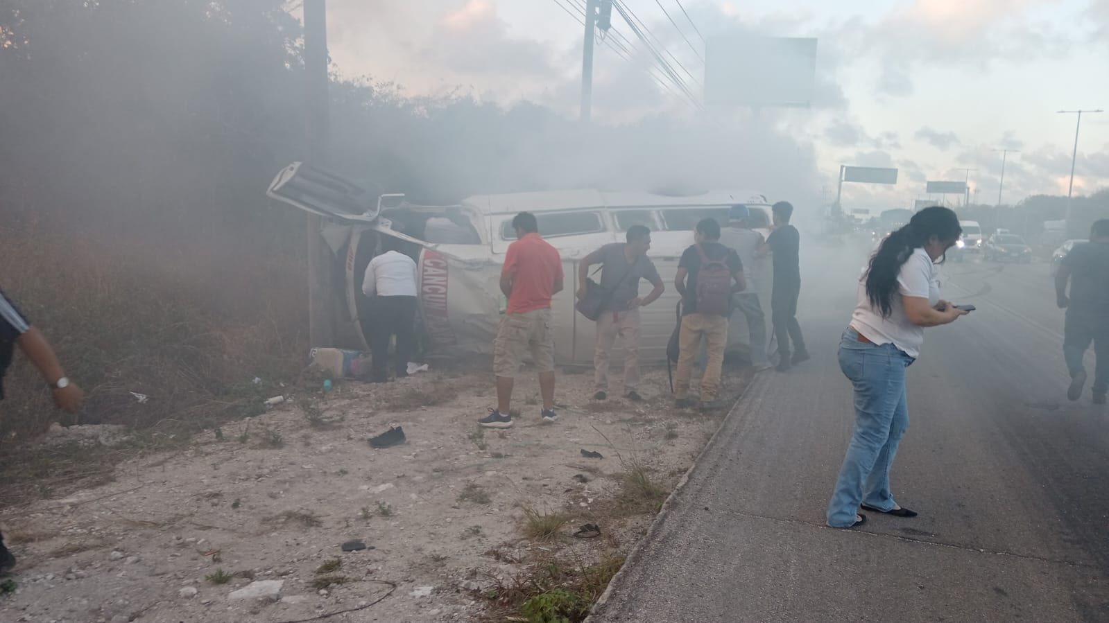 Servicios de emergencia atendiendo a los lesionados.
