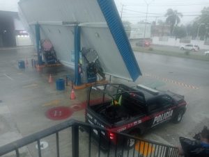 "Las calles de Chetumal están inundadas, obligando a los ciudadanos a usar kayaks."
