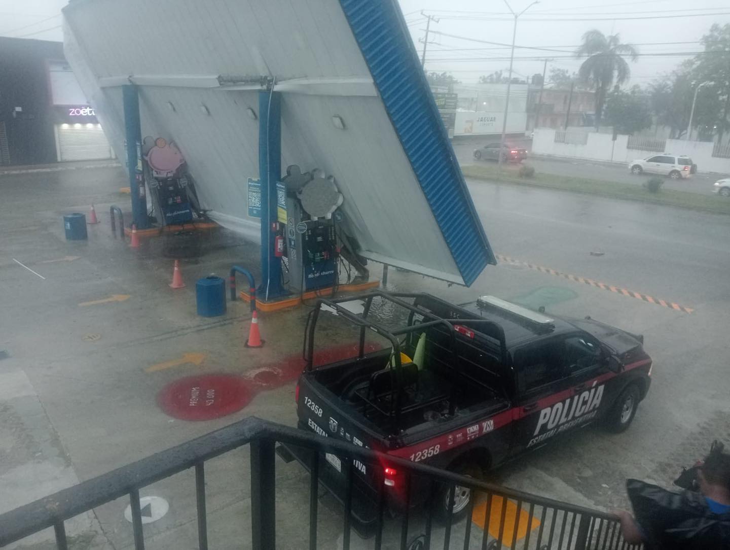 "Las calles de Chetumal están inundadas, obligando a los ciudadanos a usar kayaks."