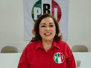 La dirigente priista expone el plan de renovación y trabajo de campo del partido.