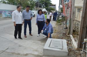 Supervisión de obras: Autoridades municipales verifican el estado de las vialidades en Playa del Carmen.