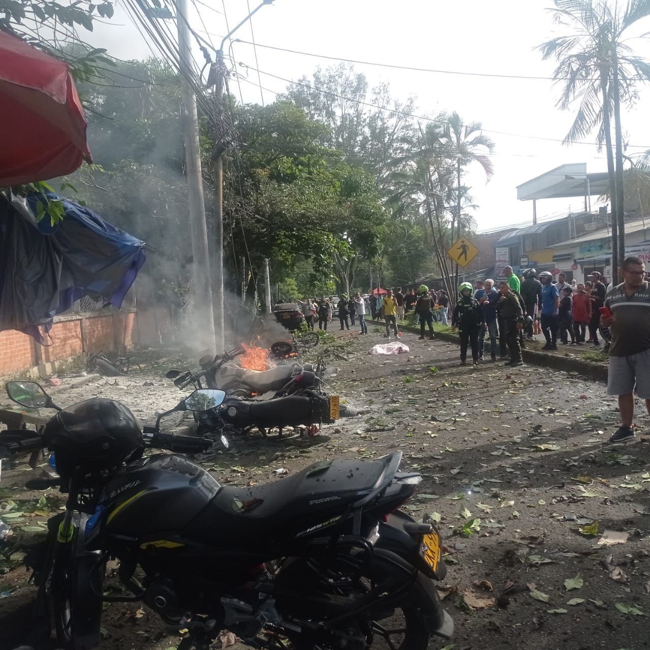 "Coches bomba explotan en Cali, generando caos y preocupación."
