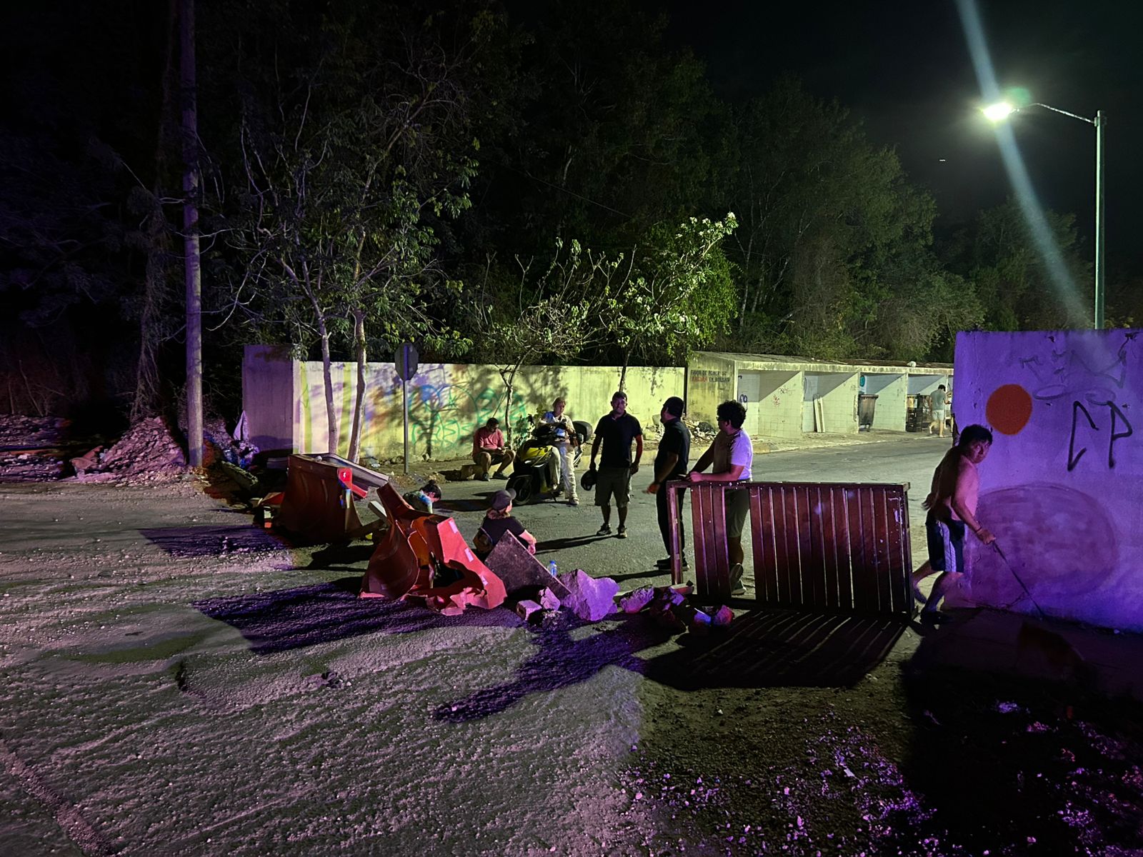 Protesta de vecinos de Villas del Sol por apagones.