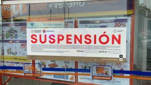 Personal de Protección Civil coloca sellos de suspensión en Chedraui por riesgos de seguridad.