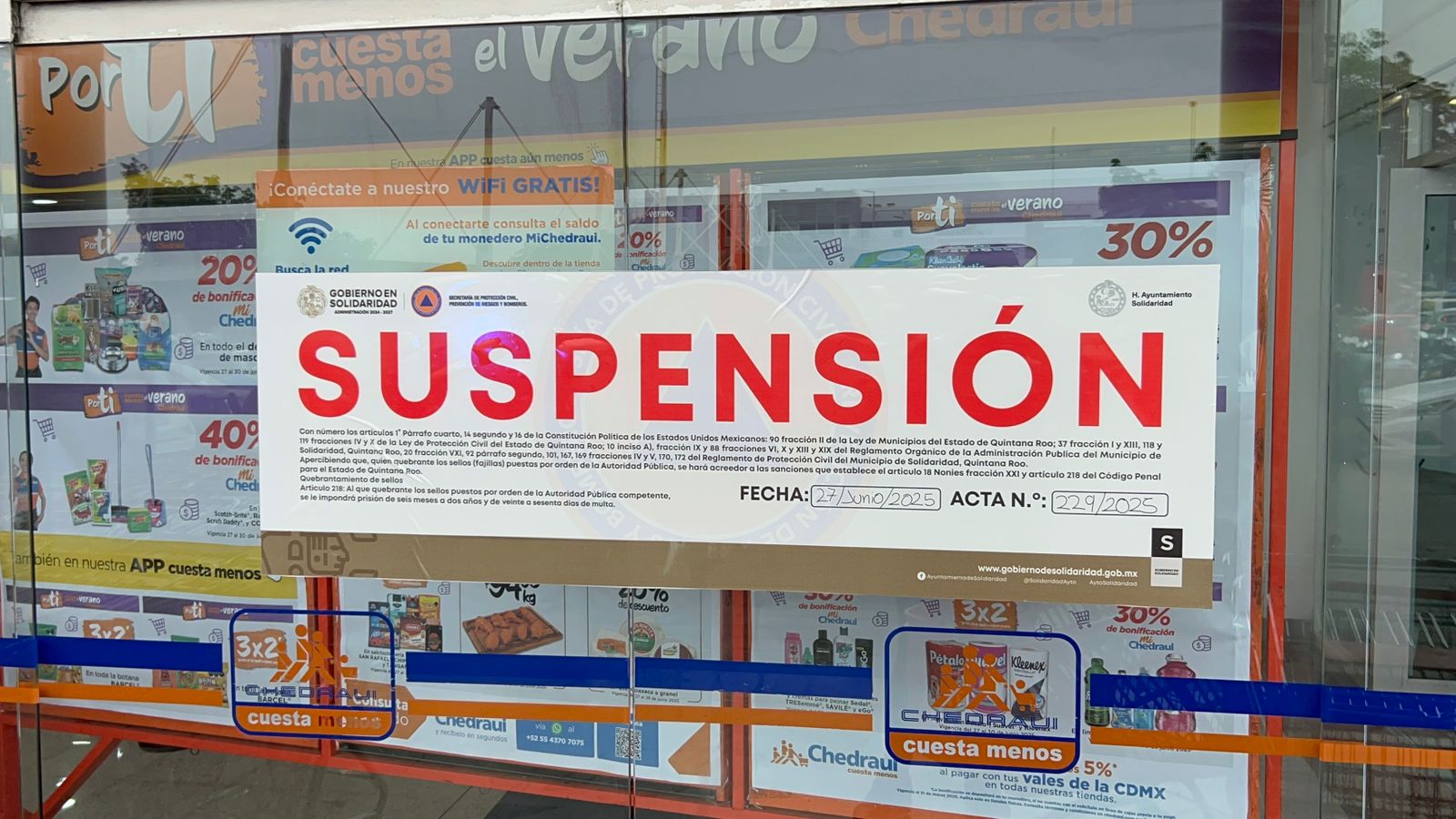 Personal de Protección Civil coloca sellos de suspensión en Chedraui por riesgos de seguridad.