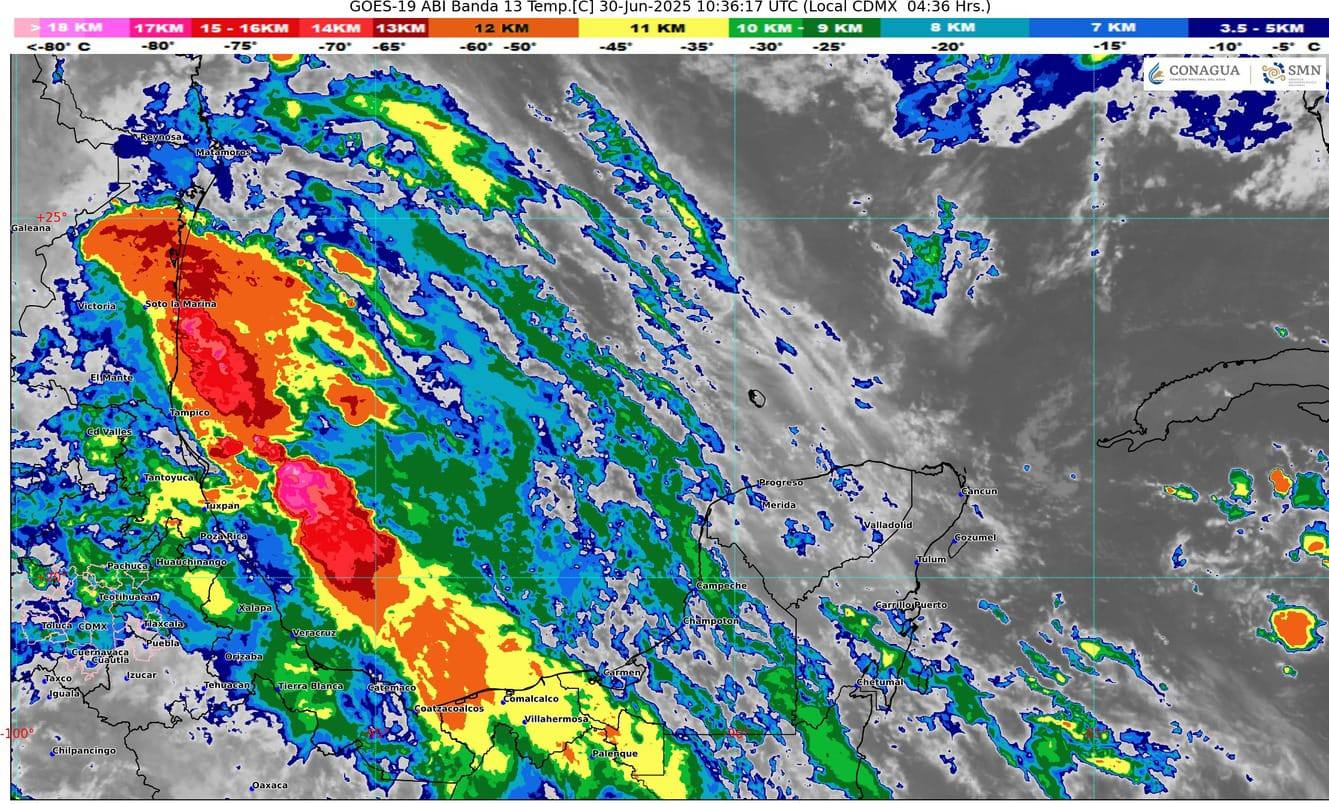 La costa de Quintana Roo bajo cielos nublados, con condiciones de lluvia y calor.