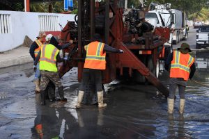 La presidenta Blanca Merari inicia el desazolve de pozos pluviales en Puerto Morelos.