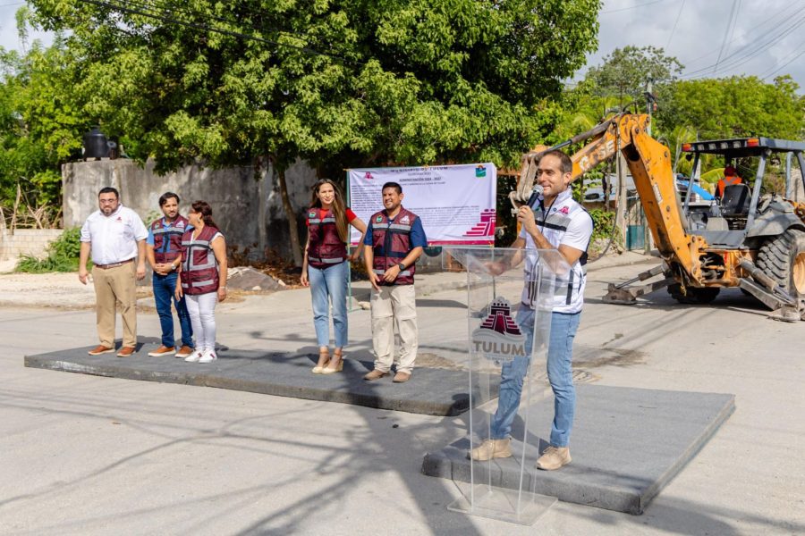 Diego Castañón durante el arranque de la obra de pavimentación en la colonia Ejido de Tulum.