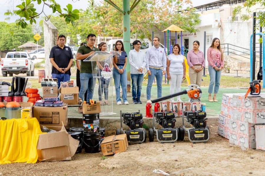 Entrega de uniformes y equipo a colaboradores de servicios públicos en Tulum.