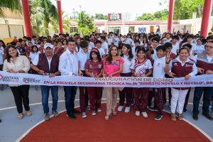 Entrega de domo escolar en Bacalar por Mara Lezama.