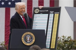 La Corte de apelaciones mantiene aranceles de Trump vigentes hasta julio.