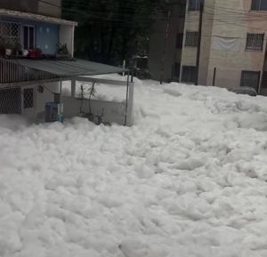 Naucalpan se inunda con una densa espuma blanca tras el desbordamiento de la Presa Los Cuartos.
