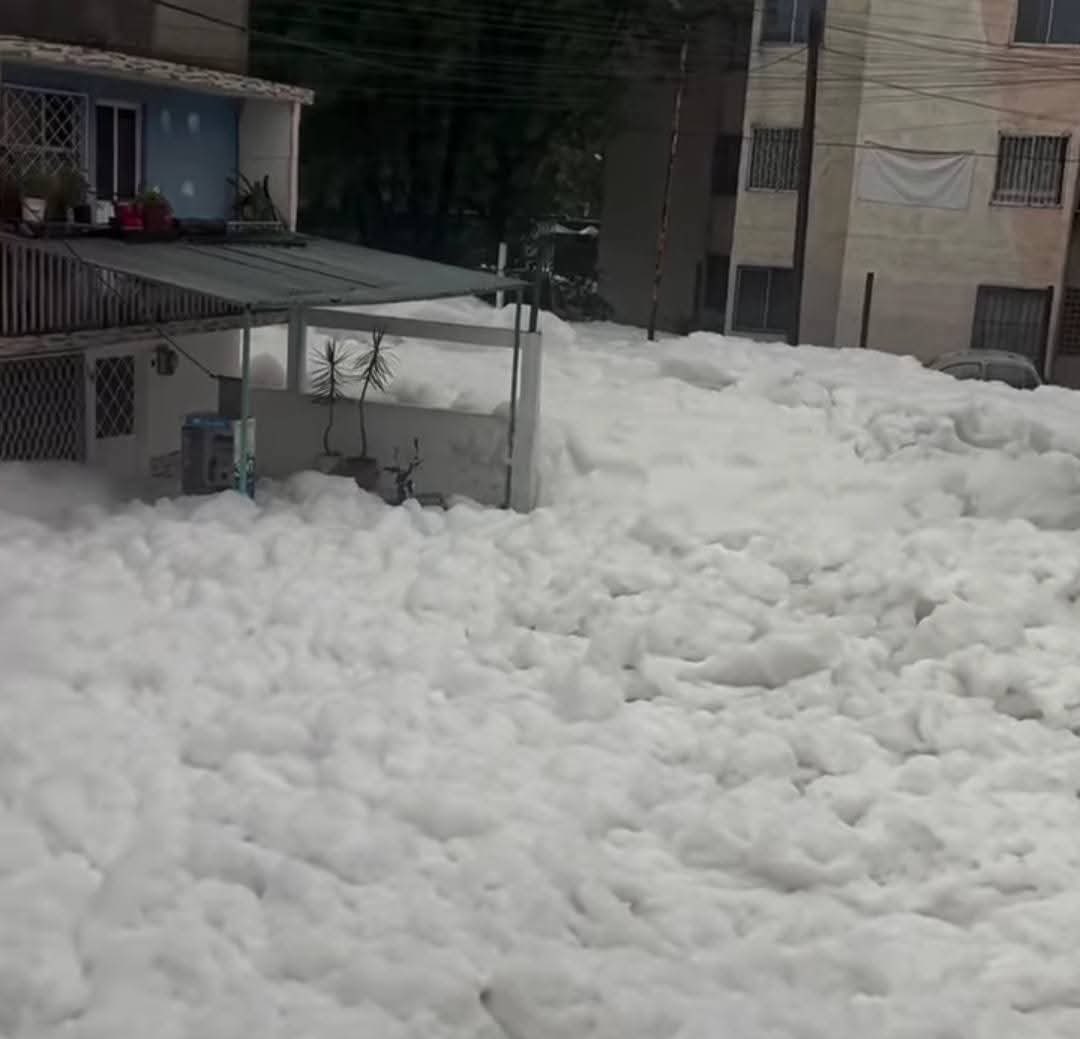 Naucalpan se inunda con una densa espuma blanca tras el desbordamiento de la Presa Los Cuartos.