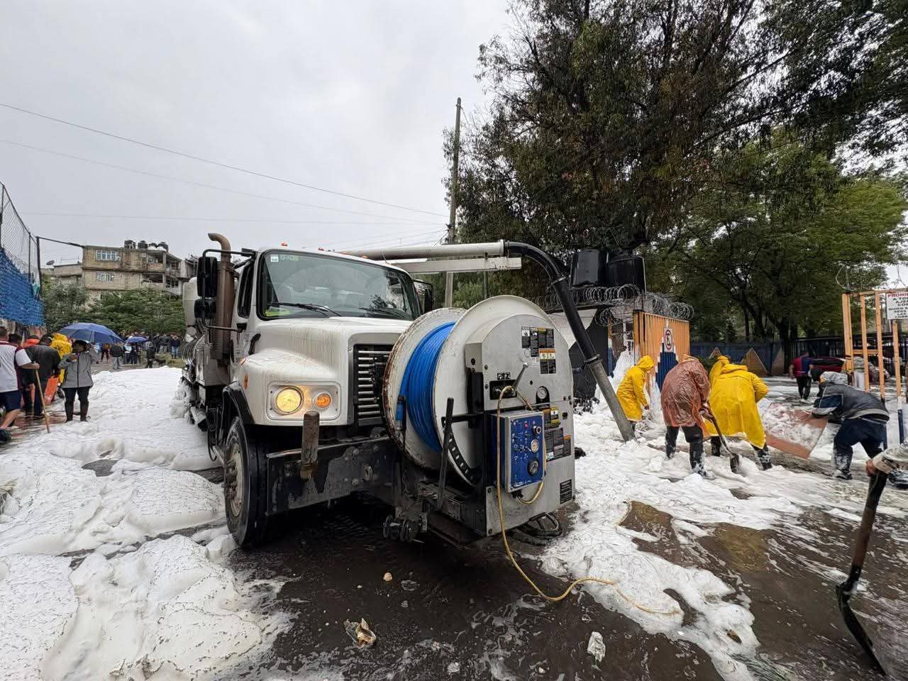 El río Verde presenta espuma tras su desbordamiento.