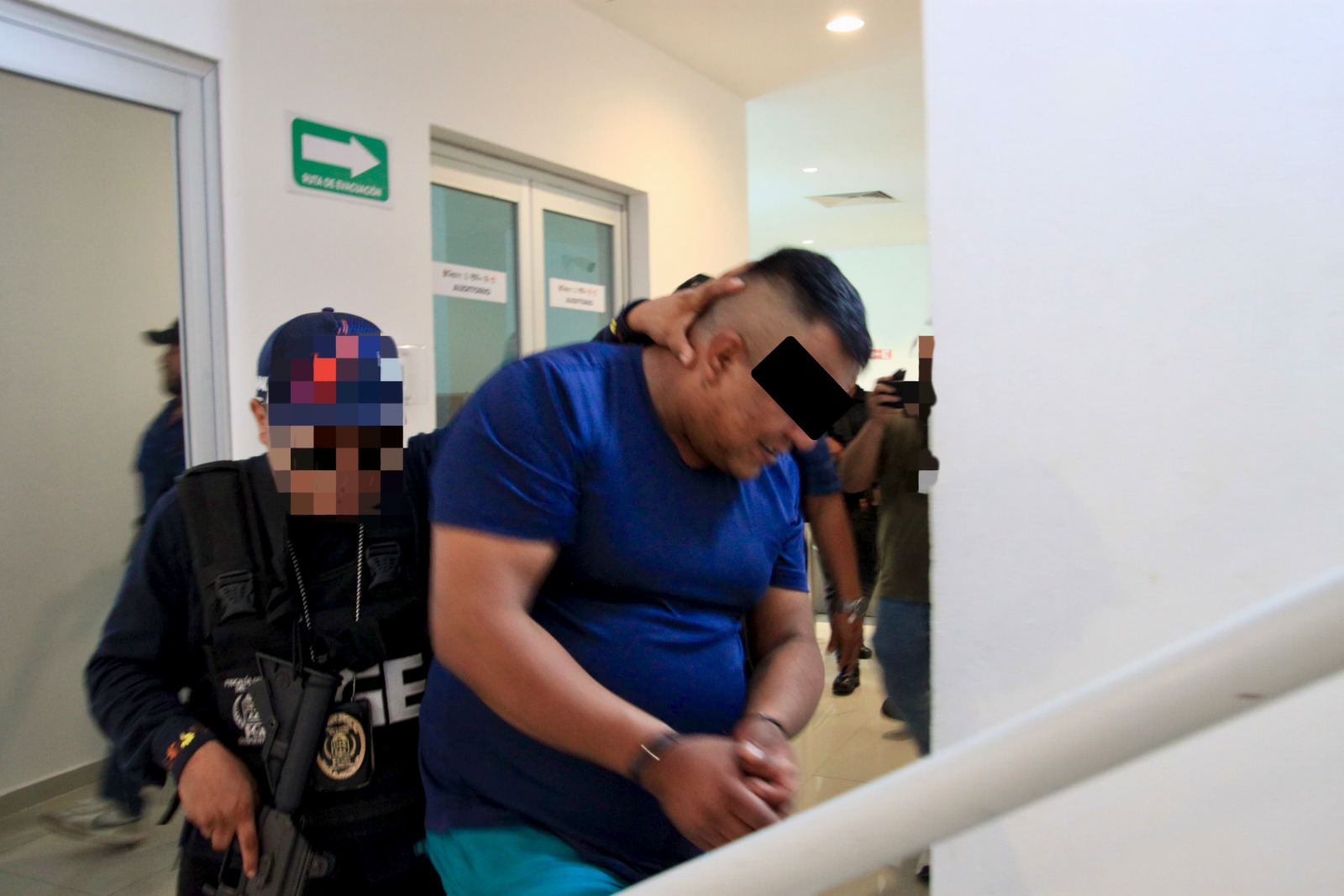 "Fiscalía captura a expolicía por extorsión."