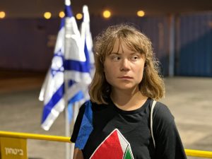 Greta Thunberg es deportada de Israel después de un intento de llegar a Gaza.