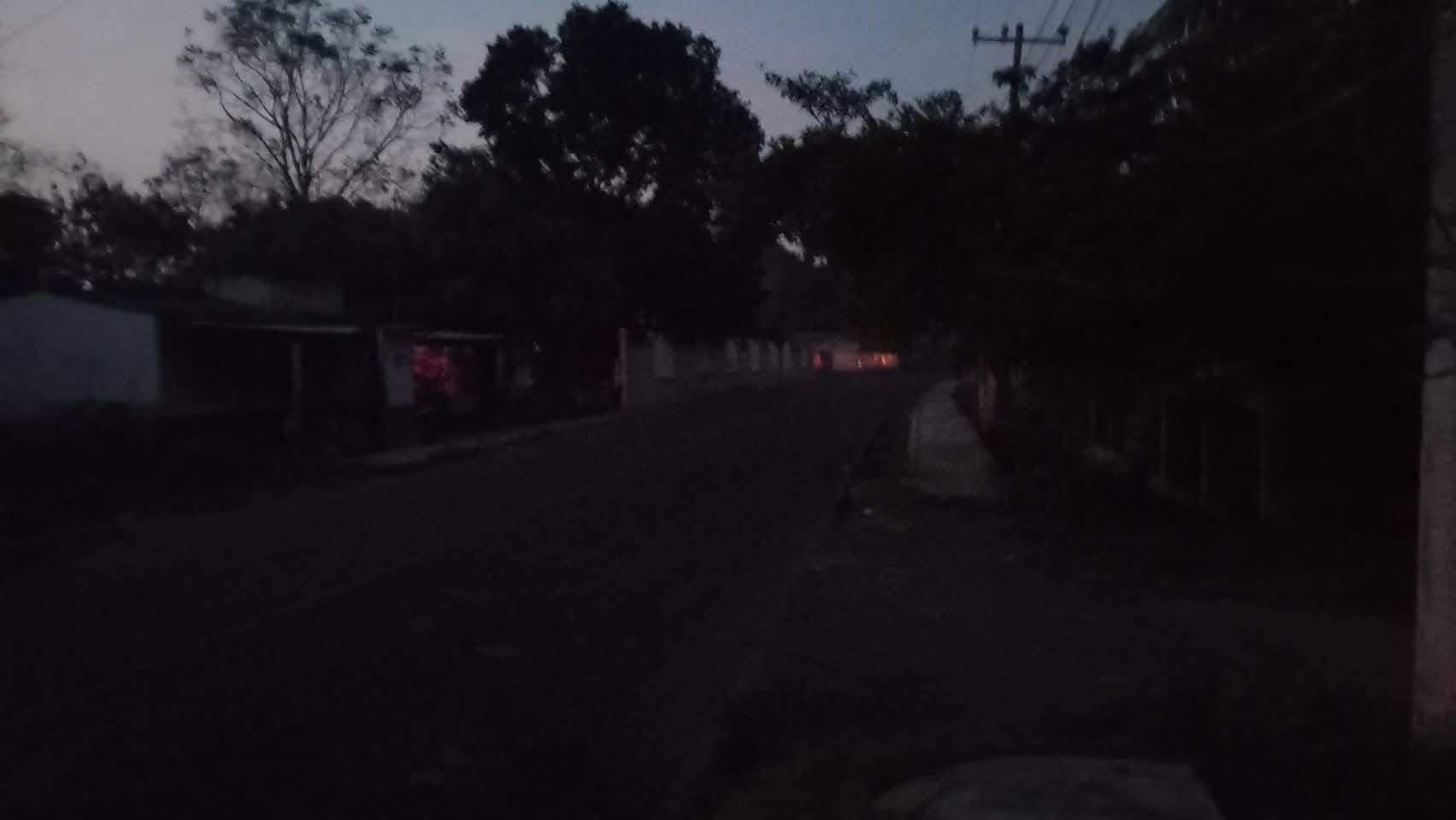 Tulum sufre apagones constantes y voltaje inestable. Residentes denuncian la situación.