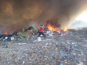 Gran incendio Cancún consume una hectárea. Bomberos combaten el fuego en el antiguo basurero.