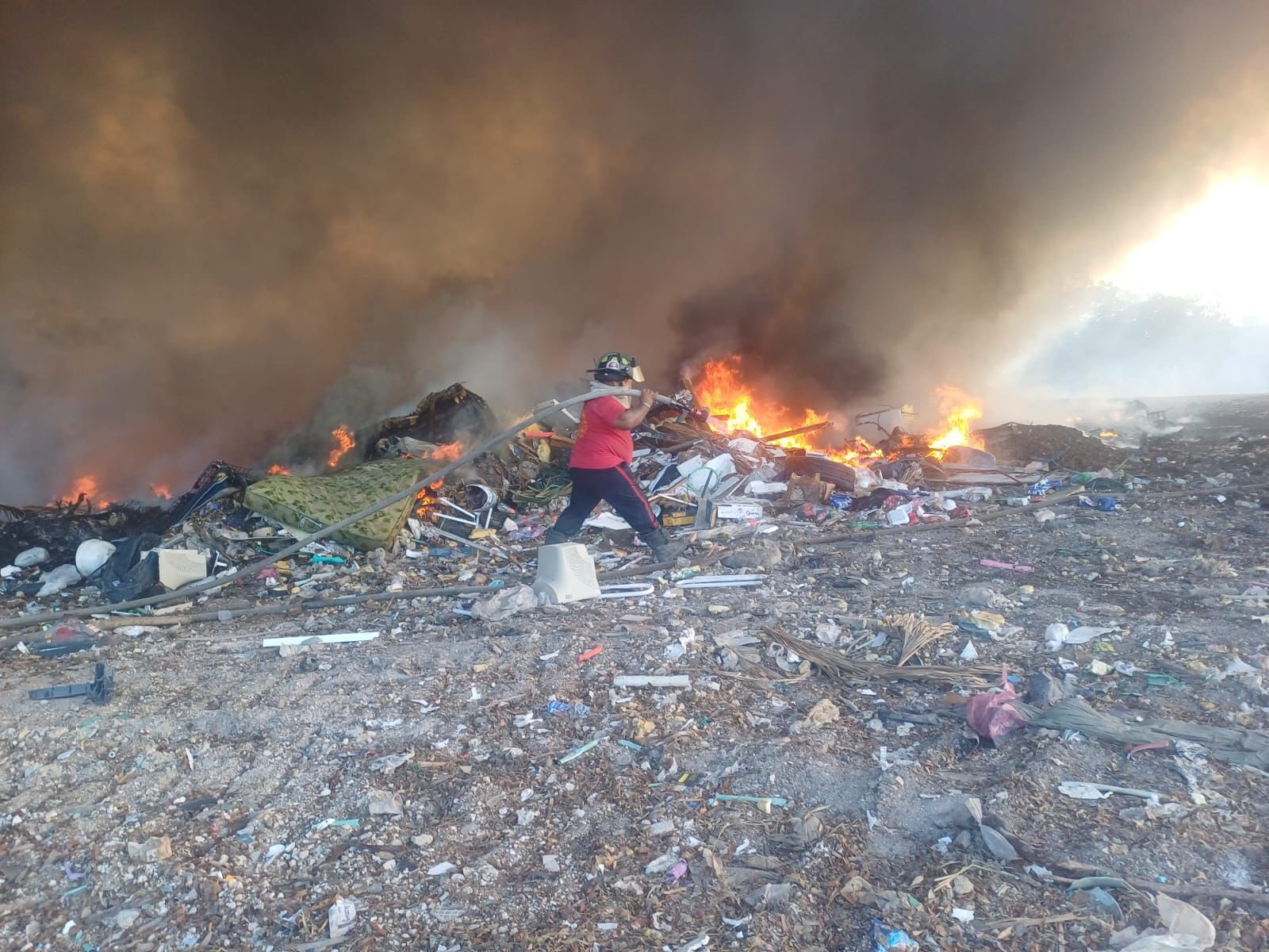 Gran incendio Cancún consume una hectárea. Bomberos combaten el fuego en el antiguo basurero.