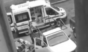 Familiares de un paciente esperando atención médica.