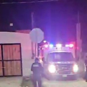 Agentes de los policías de Cozumel acordonando una zona de investigación.