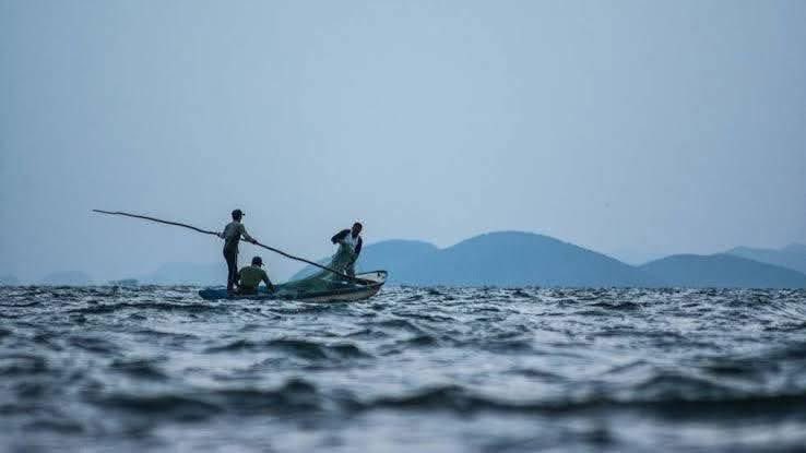 Pescadores rescatados tras el huracán Erick en Oaxaca.