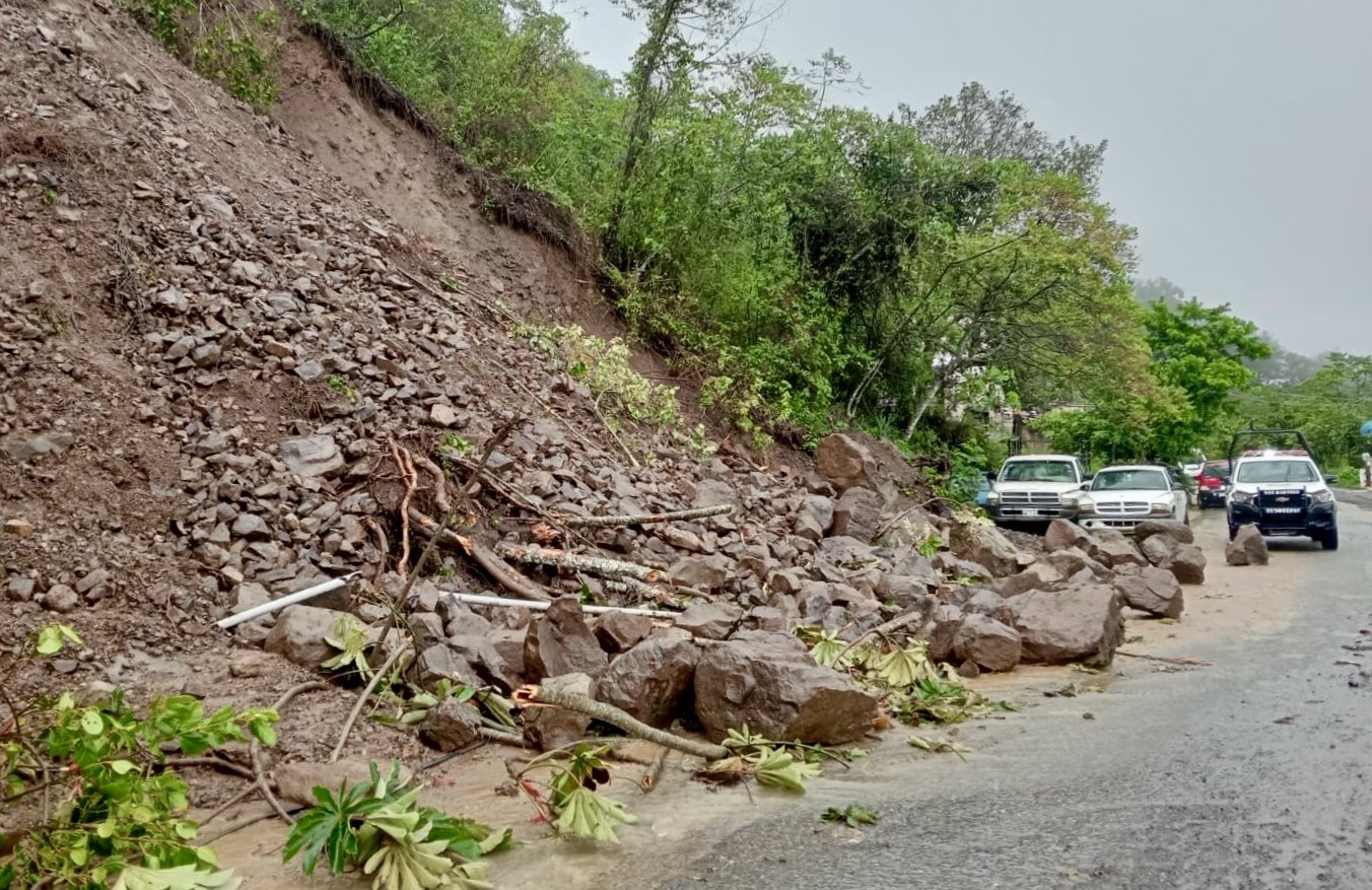 Derrumbes en carreteras de Hidalgo por lluvias.