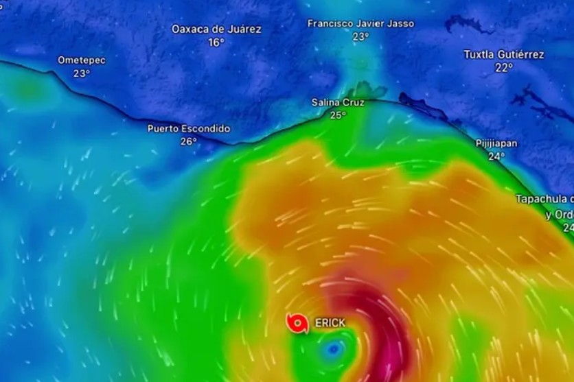 Huracán Erick se intensifica hacia México