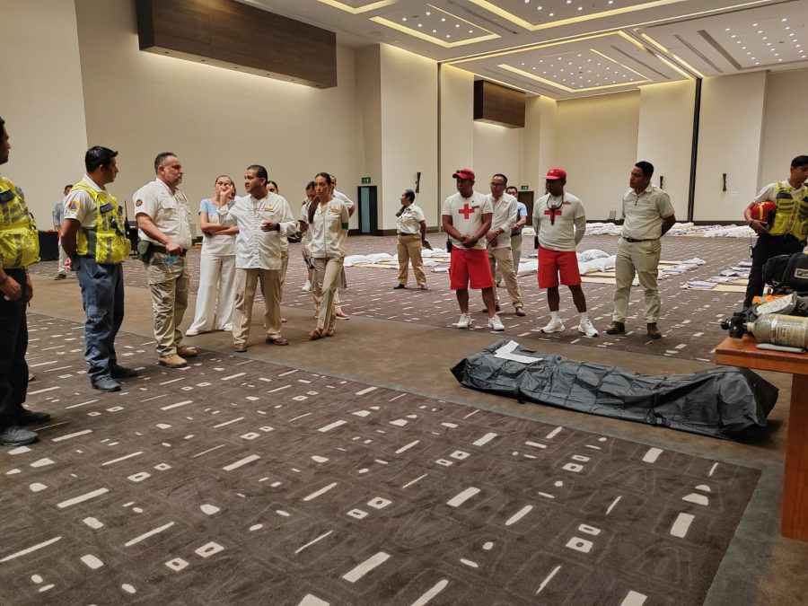Simulacro de huracán en Playa del Carmen para proteger a turistas.