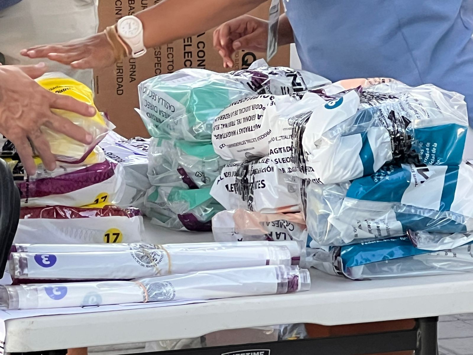 Ciudadanos participan en la jornada electoral.