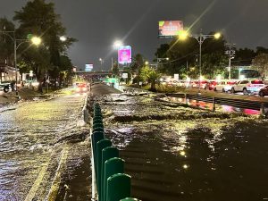 Elementos de la SSC realizando maniobras de rescate en Viaducto Miguel Alemán.