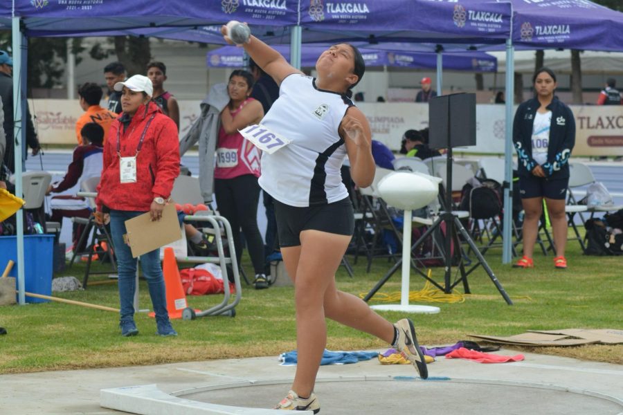Bianca Alejandra García Serralta celebra su medalla de oro.