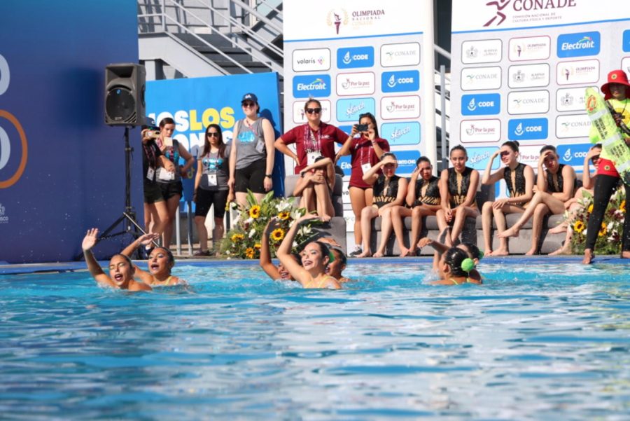 La Selección de Nado Artístico de Quintana Roo celebra sus medallas en Guadalajara.