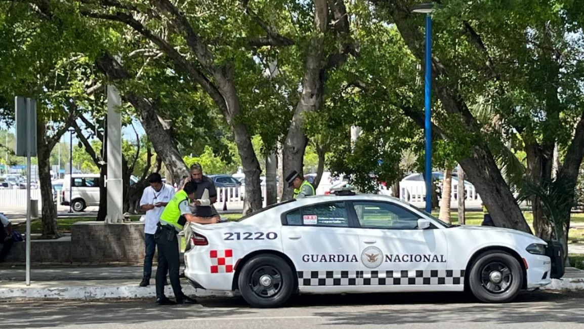 Operativo contra el transporte ilegal en el Aeropuerto de Cancún.