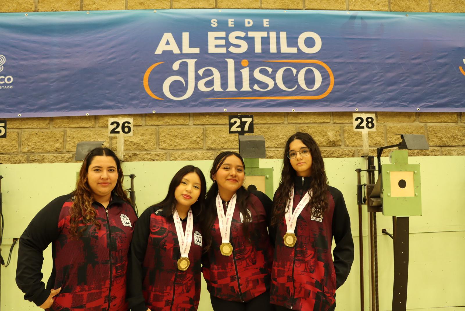 El equipo femenil de Quintana Roo celebra su medalla de oro en Tiro Deportivo.