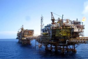 La salida de capitales en el sector energético genera preocupación entre expertos.