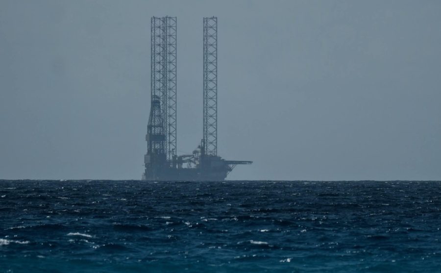Plataforma petrolera destaca en el horizonte de Cancún.
