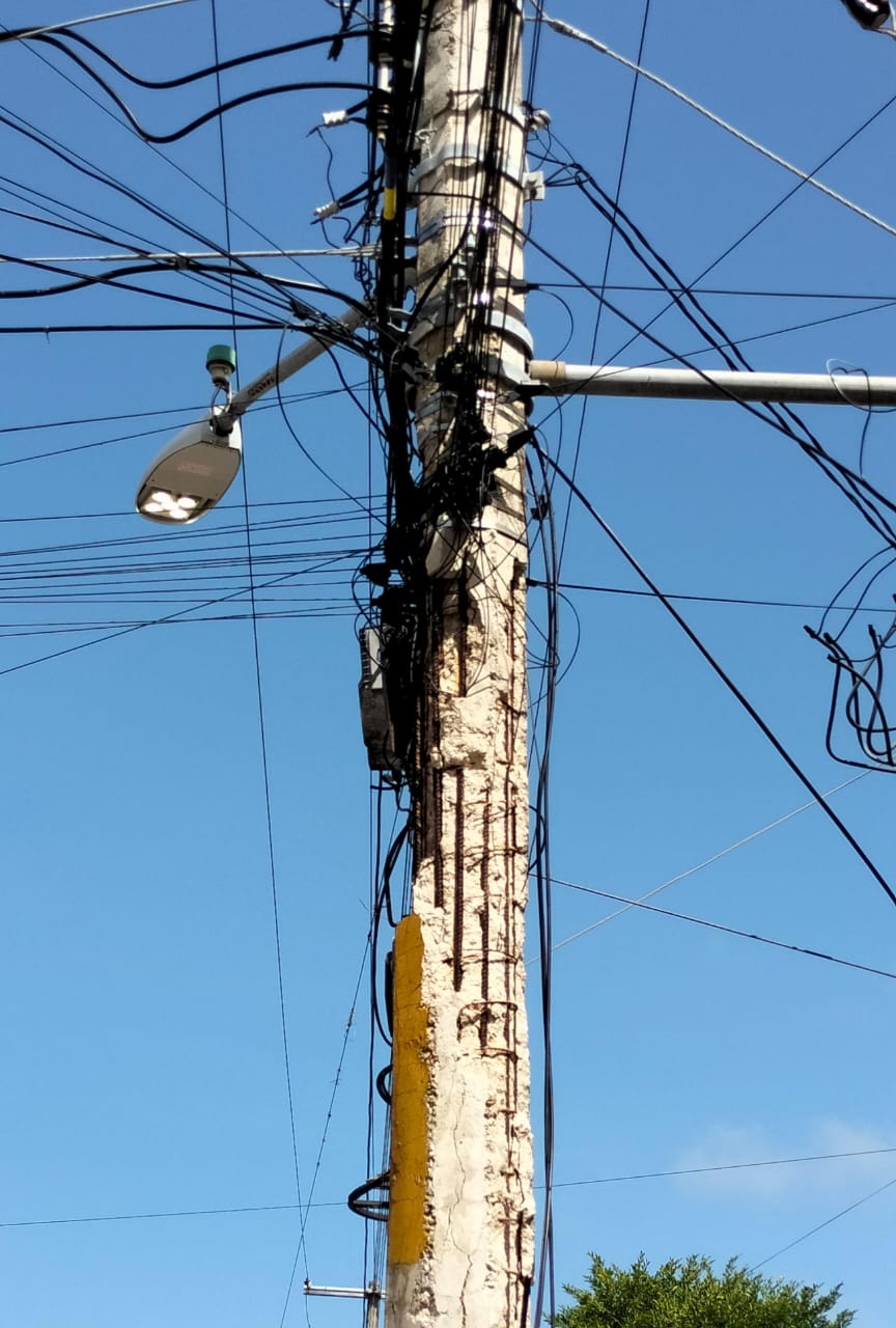 Postes en mal estado representan un peligro inminente en Cancún.