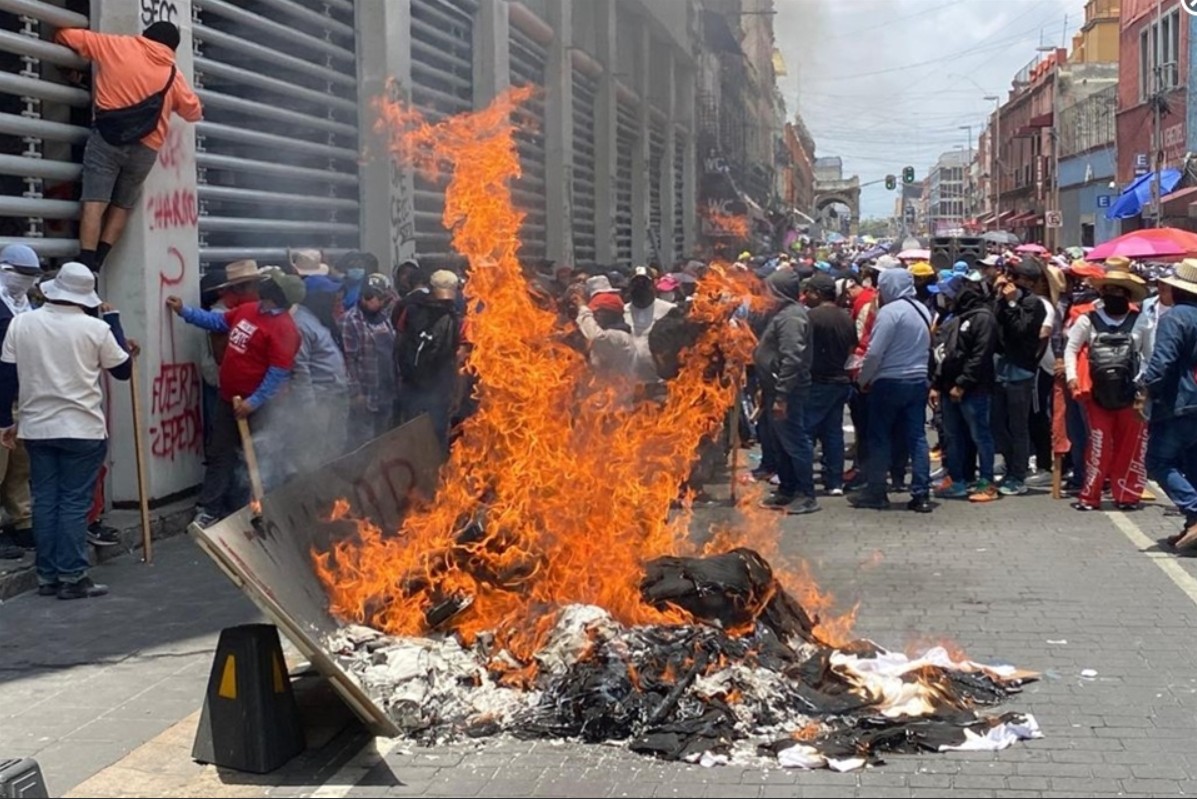 CNTE protesta en Pensionissste.