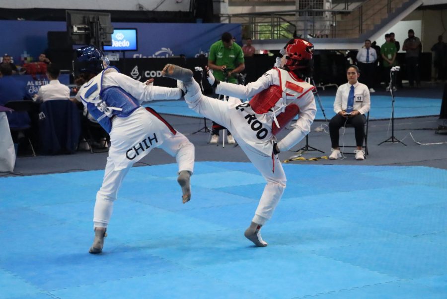 Andrea Aguilar y Valentina Barrios, medallistas de oro en Taekwondo.