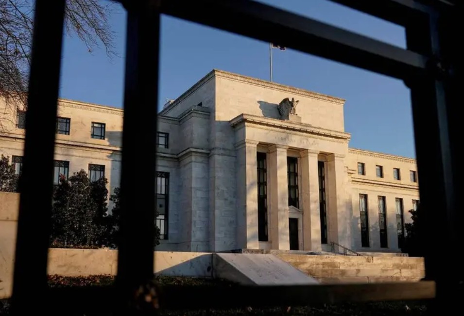 Reserva Federal mantiene tasas estables.