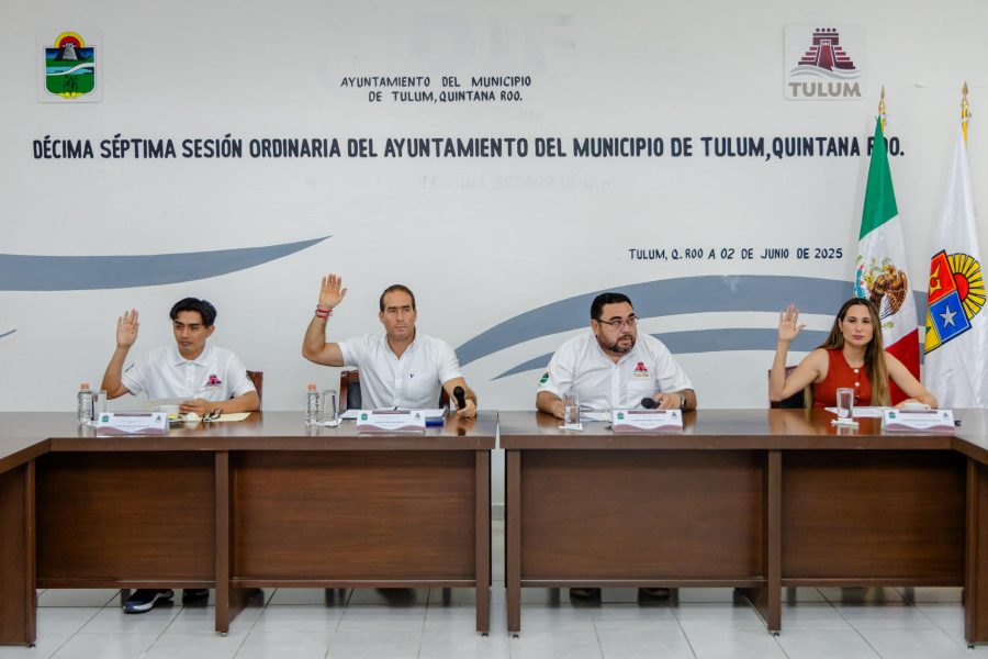 Miembros del cabildo de Tulum durante la Décima Séptima Sesión Ordinaria.