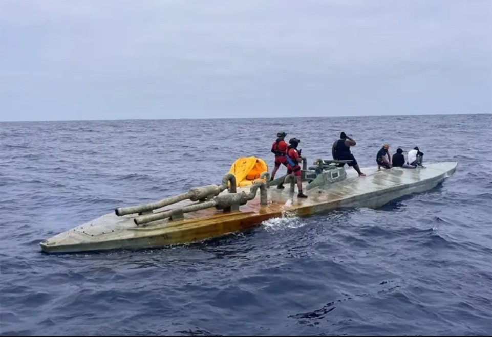 Semisumergible asegurado por la Semar en el Pacífico.