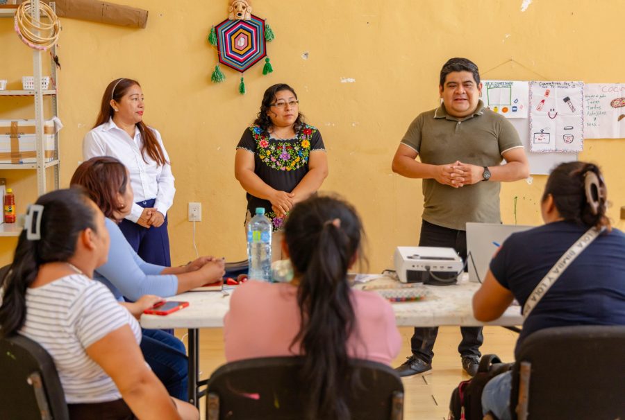Artesanos de Coba durante el taller de gestión de negocios.