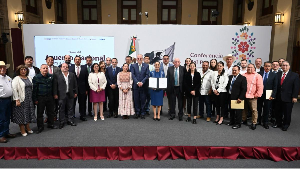 Sheinbaum firma acuerdo para estabilizar el precio de la tortilla.