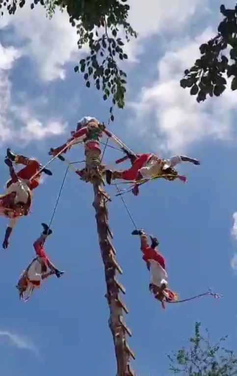 Momentos del accidente de los voladores de Papantla en Veracruz.