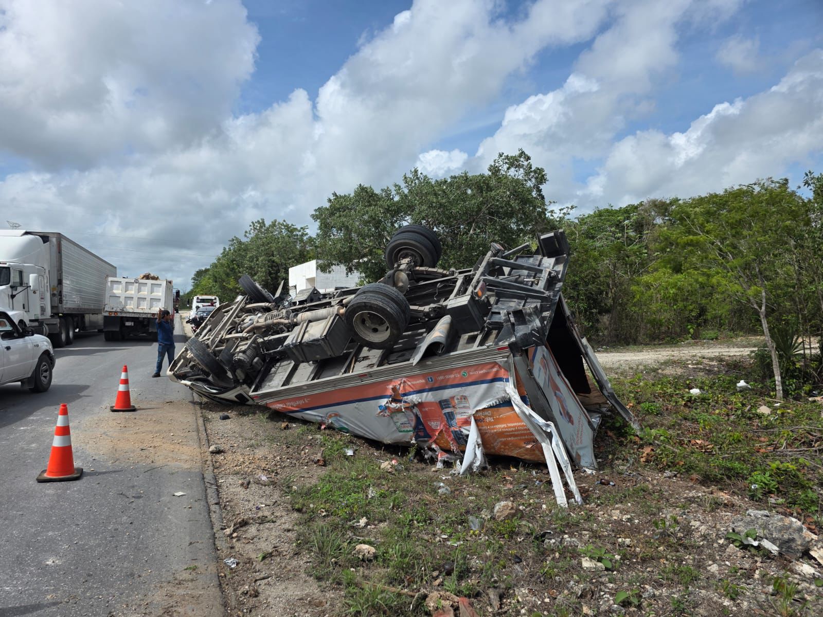 El camión Isuzu volcado en el libramiento Gas Auto de Cancún.