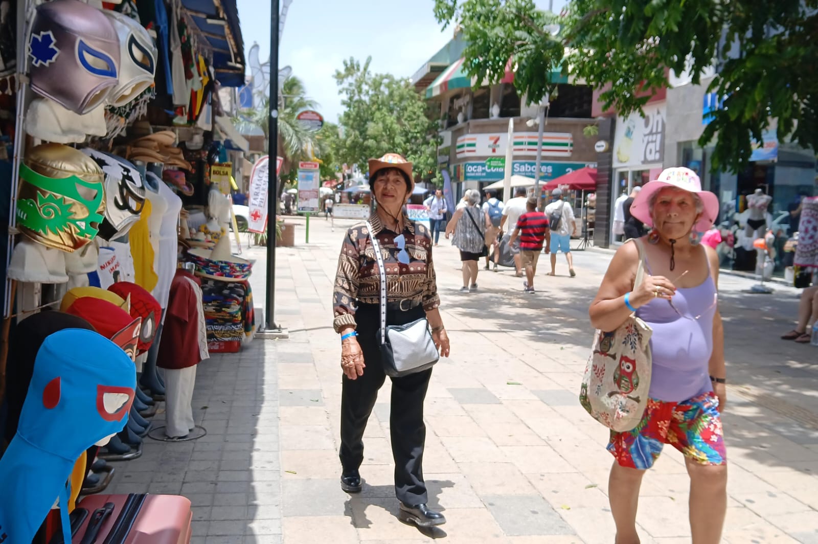 Actividades en tierra se promueven en Playa del Carmen ante la llegada de sargazo.