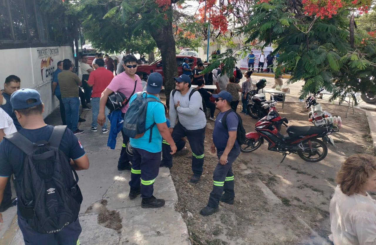 Ciudadanos afectados por la interrupción del abasto de agua